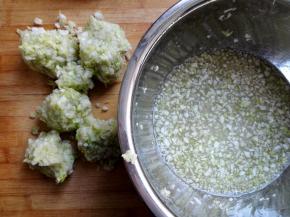 9.	白菜此时已经出水了，把白菜多余的水分挤出来，