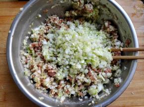 10.	把白菜加入到肉馅中，再加入20克油，拌匀，