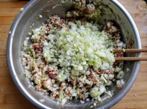 10.	把白菜加入到肉馅中，再加入20克油，拌匀，