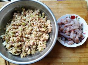 11.	馅料就准备好了，虾仁是包一个放一个，