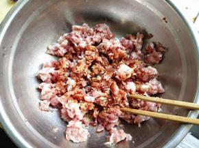 2.	猪肉馅加入酱油，搅拌，并且与此同时加入适量清水一起搅拌，这样肉馅不会太干，而且饺子煮好后会有汤汁，很好吃，