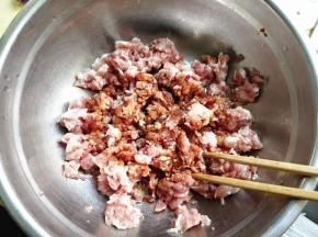 2.	猪肉馅加入酱油，搅拌，并且与此同时加入适量清水一起搅拌，这样肉馅不会太干，而且饺子煮好后会有汤汁，很好吃，