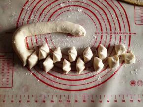 13.	把面揉匀后，搓成长条，再用刮刀切成大小适中的面剂子，