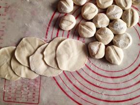 14.	用擀面杖擀成圆盘状，