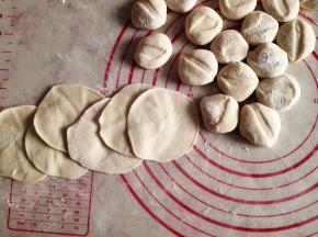 14.	用擀面杖擀成圆盘状，