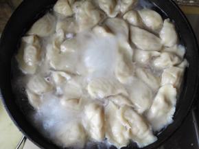 17.	锅里加入适量清水为，大火，放一点盐，开锅后，把饺子放入锅中，用铲子从周围向中间推，防止粘锅，开锅后再加入半碗水，这样反复三次，饺子浮在水上面，而且膨胀起来了，就可以出锅了。