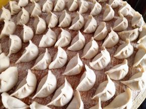 16.	把盖帘撒上面粉，包好的饺子摆放在上面，这样就不会粘了，