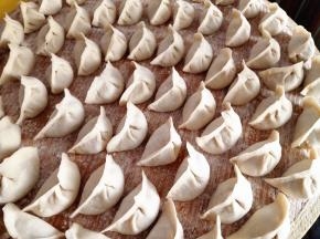 16.	把盖帘撒上面粉，包好的饺子摆放在上面，这样就不会粘了，