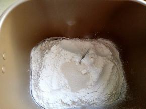 第一步用面包机把面团揉好，至完全扩展阶段