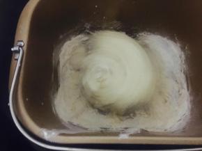 把所有粉类倒在一起，注意盐和酵母和糖不要相互碰到一起，然后一起倒入搅好的牛奶液中继续搅拌模式，中间面团出现韧劲的时候加入黄油继续搅拌