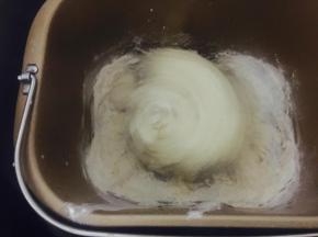 把所有粉类倒在一起，注意盐和酵母和糖不要相互碰到一起，然后一起倒入搅好的牛奶液中继续搅拌模式，中间面团出现韧劲的时候加入黄油继续搅拌
