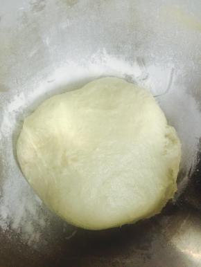 搅拌好的面团会有一点点湿，准备一个撒有干粉的面盆作为发酵盆