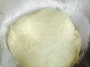 搅拌好的面团会有一点点湿，准备一个撒有干粉的面盆作为发酵盆