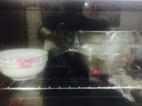 我放在烤箱里发酵了，旁边放置一晚开水，大约发酵40，需要观察