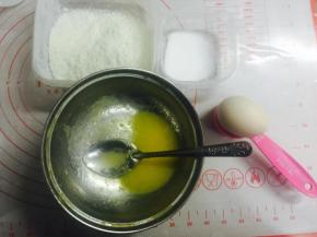 这里是制作椰蓉的材料，椰蓉50克，黄油12g，牛奶和炼乳各25g，细砂糖10g，低筋面粉10g