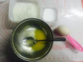 这里是制作椰蓉的材料，椰蓉50克，黄油12g，牛奶和炼乳各25g，细砂糖10g，低筋面粉10g