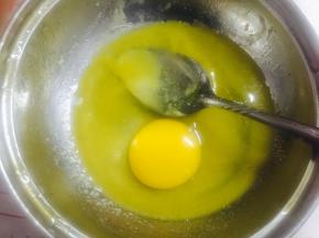 黄油隔水加热呈液态，加入一个蛋黄，搅拌均匀，加入牛奶和炼乳继续搅拌；再加入低筋粉和砂糖搅拌，