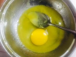 黄油隔水加热呈液态，加入一个蛋黄，搅拌均匀，加入牛奶和炼乳继续搅拌；再加入低筋粉和砂糖搅拌，