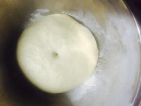 面团发到2倍-2.5倍大小，用手指粘上干面粉在面团中间戳一下，不会缩就差不多了，这个状态再发个10分钟