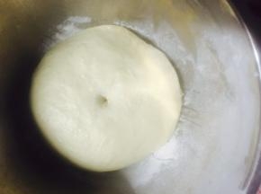 面团发到2倍-2.5倍大小，用手指粘上干面粉在面团中间戳一下，不会缩就差不多了，这个状态再发个10分钟