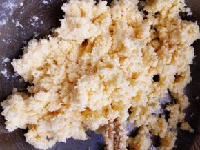 椰蓉馅和好备用，