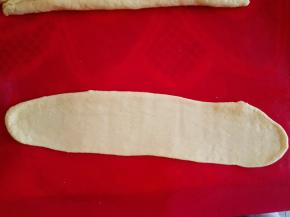 面团排气后，分成三份，松驰15分钟，每份都擀成长条形，如图，