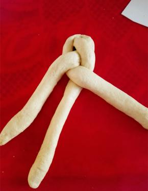 上面捏在一起，开始编辫子，底下收口后与头捏在一起