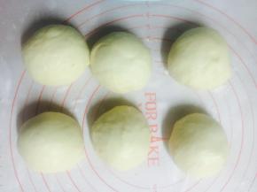 先给分割好的面团滚圆
