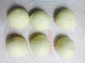 先给分割好的面团滚圆