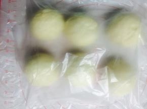 盖上保鲜膜，醒面15分钟