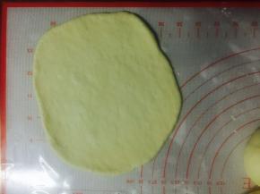 然后整形阶段，用擀面杖擀开