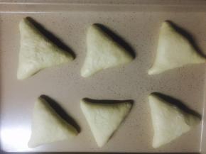 翻面放在烤盘上，最好用不沾烤盘，放在烤箱里加一碗热开水进行二发，二发温度需要比一发稍微高一点，所以可以15分钟换一次水