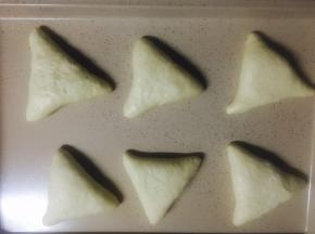 翻面放在烤盘上，最好用不沾烤盘，放在烤箱里加一碗热开水进行二发，二发温度需要比一发稍微高一点，所以可以15分钟换一次水