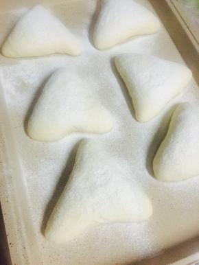 发酵好拿出来，表面筛上高筋粉