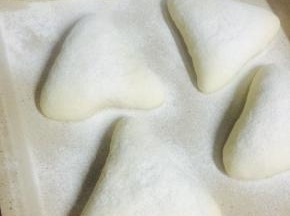 发酵好拿出来，表面筛上高筋粉