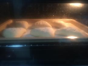 放在烤箱里开始烤制，烤箱预热180度10分钟，中层上下火烤制20-25分钟；等它们都变胖起来，颜色加深就差不多了