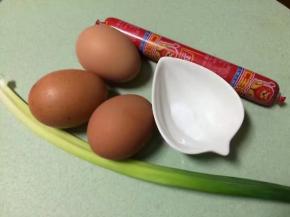 准备好所以食材:鸡蛋，葱，火腿肠，盐
