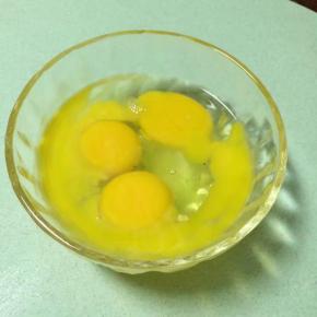 首先把3个鸡蛋打散到一个碗里