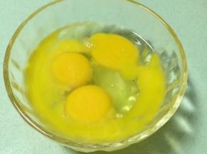 首先把3个鸡蛋打散到一个碗里