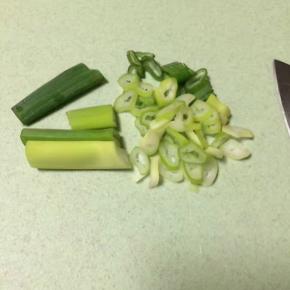 切点葱花，如果有小葱更好，我用的是大葱嫩叶子