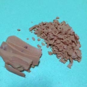 1根火腿肠切成小碎块，一定要切碎一点