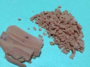 1根火腿肠切成小碎块，一定要切碎一点