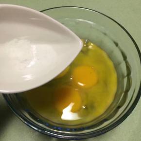 鸡蛋液里面加入0.5g盐