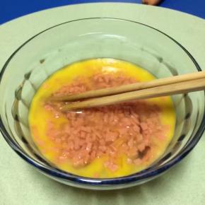 再加入切碎的火腿肠粒