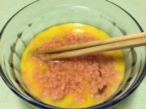 再加入切碎的火腿肠粒