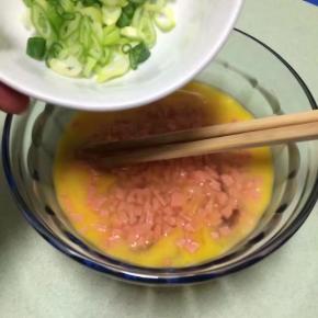 最后加入葱花10g，全部搅拌均匀