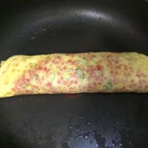 全部卷好之后放在锅中煎，两面再煎1分钟至熟