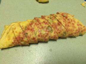 煎好的火腿葱花厚蛋烧，放在案板上切成菱形块，就可以美美的享受了，教程分享完毕！