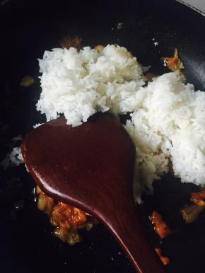 倒入米饭，中小火翻炒均匀