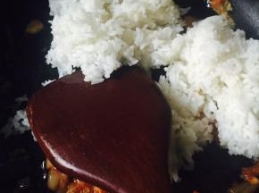 倒入米饭，中小火翻炒均匀